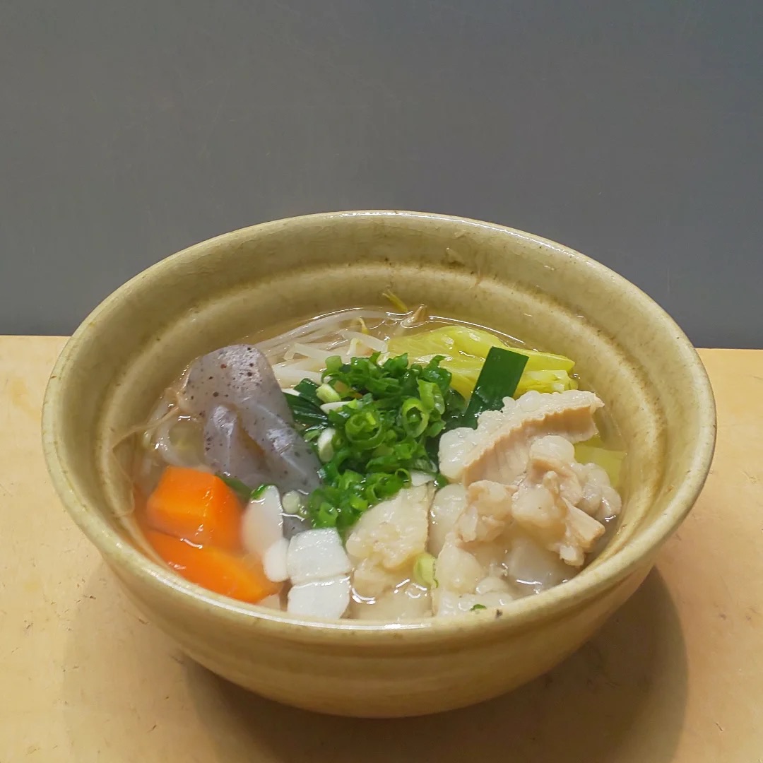 野菜とモツの入った牛モツ煮の丼