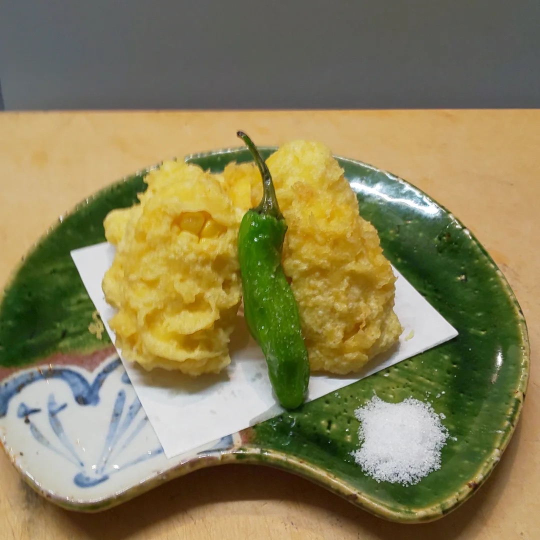 とうもろこしの天ぷら。塩が添えられている