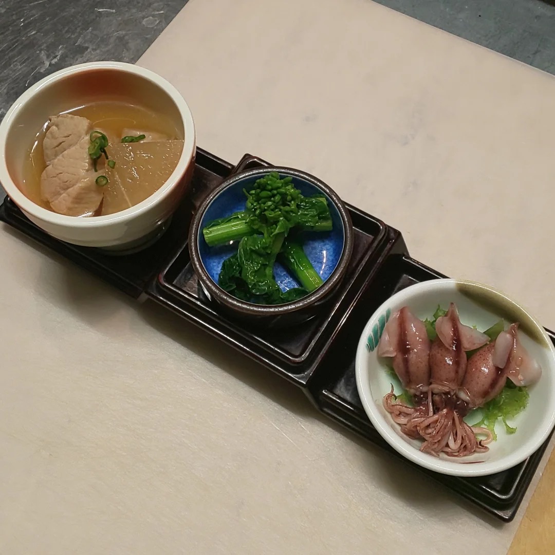 三つの小鉢に盛られたお通し