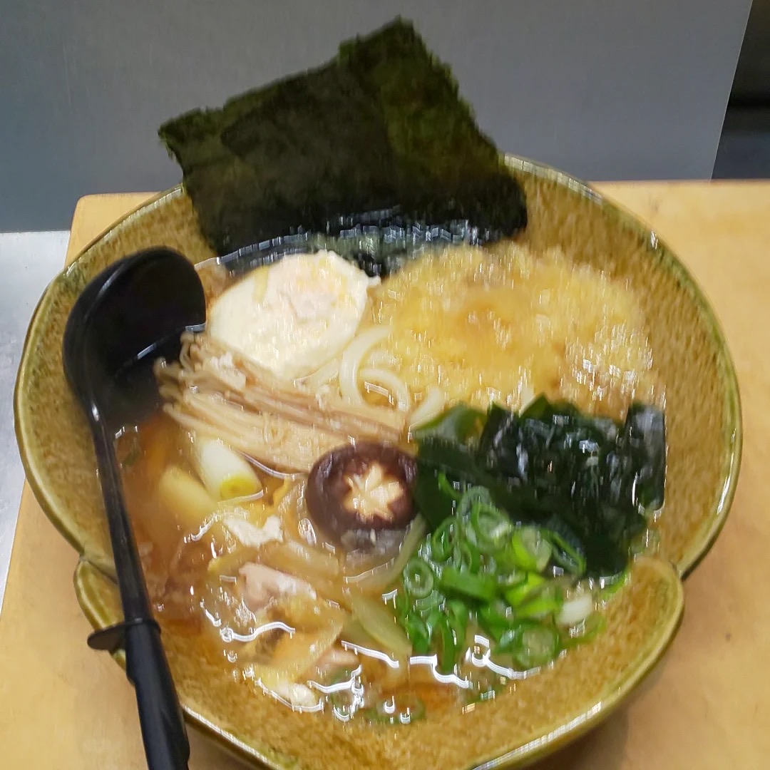 海苔と具の乗った〆の温かいうどん